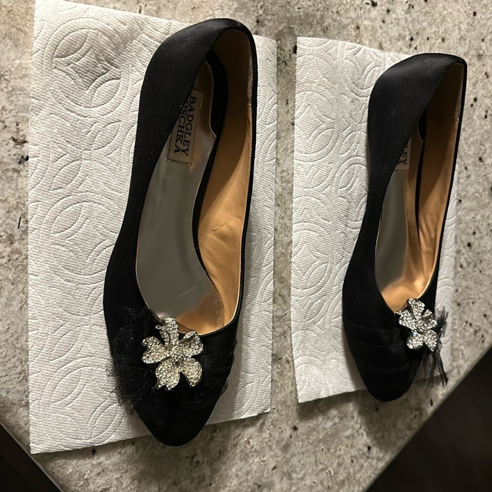 Badgley Mischka black shoes with silver flower.
Size 9 M
Half size small for me.